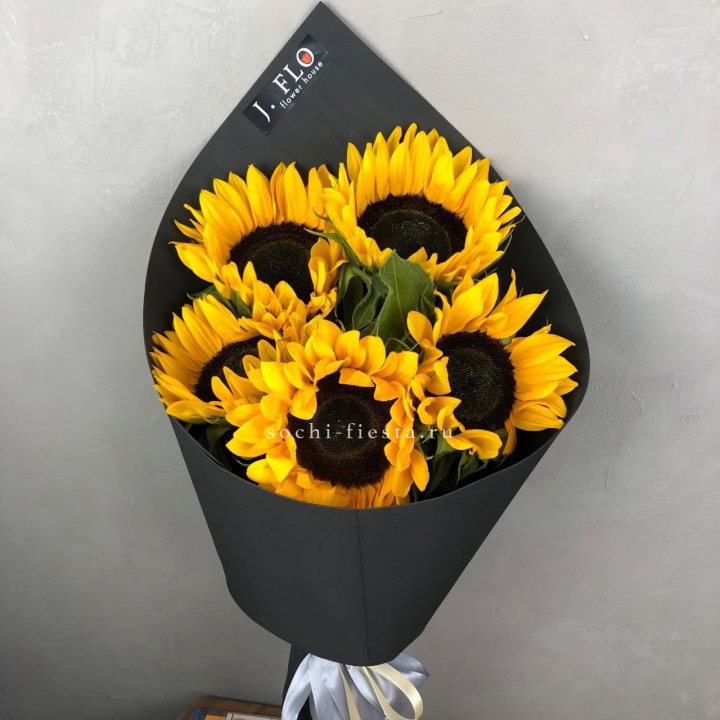 Букет из 5  подсолнухов в Омске