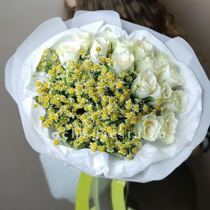Букет ромашек и роз "Полина" в Омске