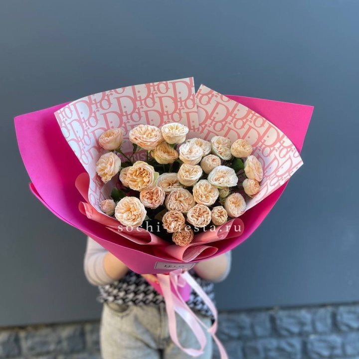 9 пионовидных роз в Омске