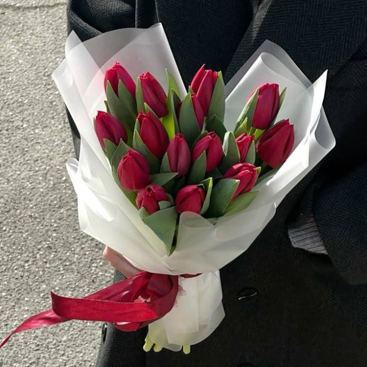 15 красных тюльпанов в Омске
