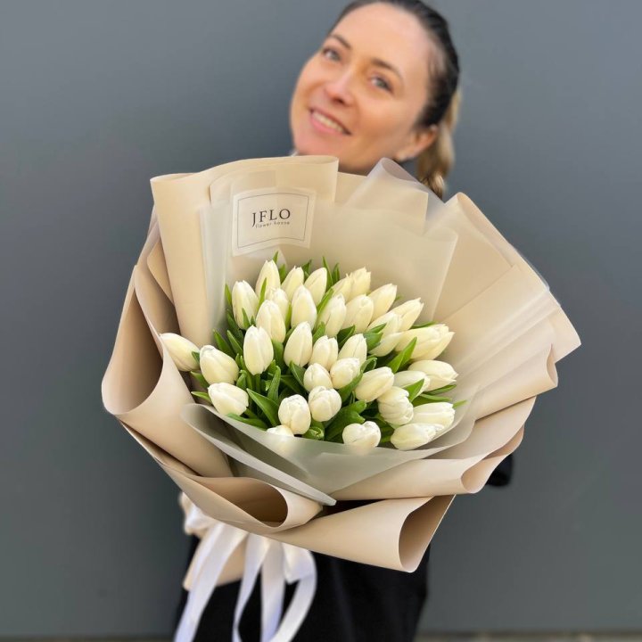 35 белых тюльпанов в Омске