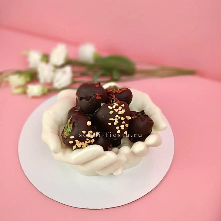 Клубника в шоколаде на шоколадных ладонях  в Омске