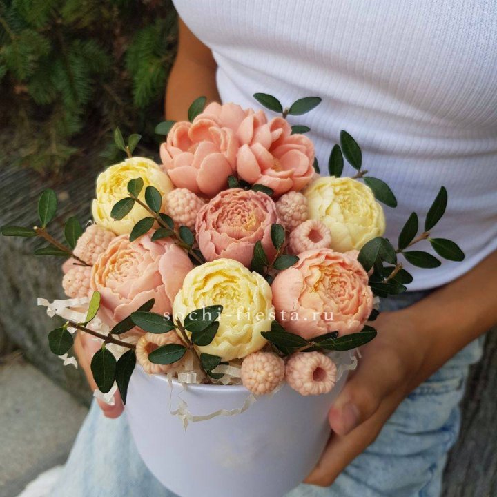 Шоколадный букет с ягодами в Омске