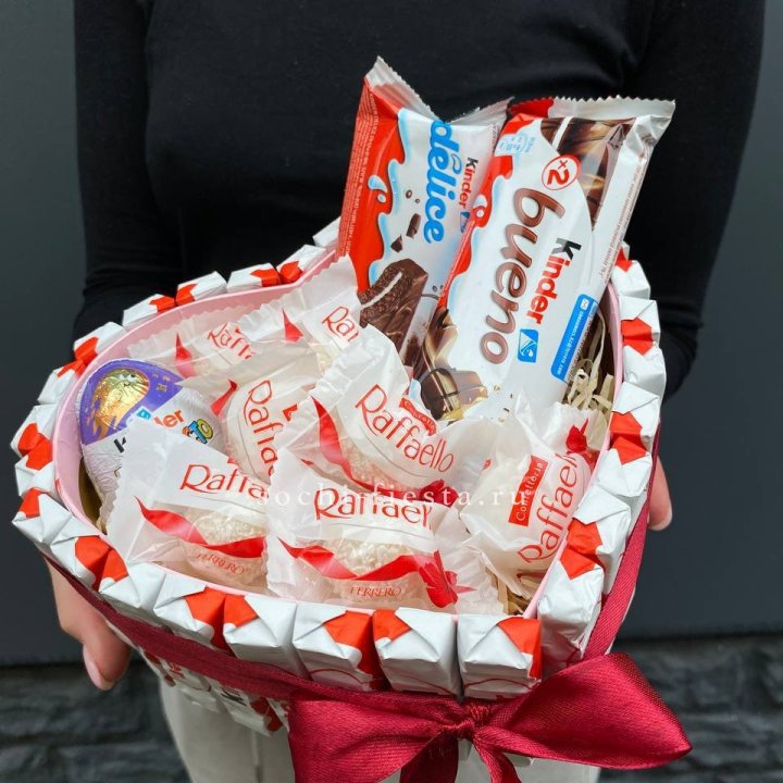 Подарочный набор сердце с Киндерами и Рафаэлло в Омске