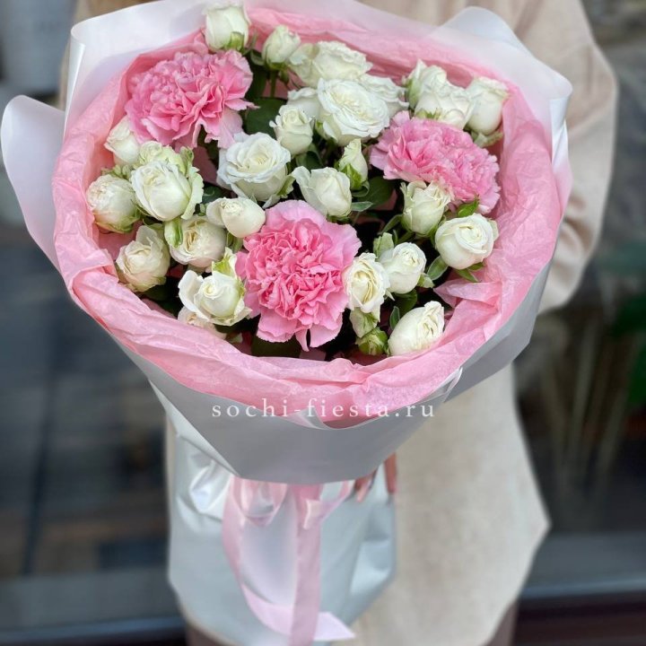 Букет розы с диантусами "Блэш" в Омске