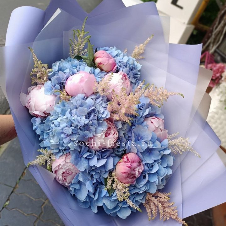 Дизайнерский букет с гортензией №3 в Омске
