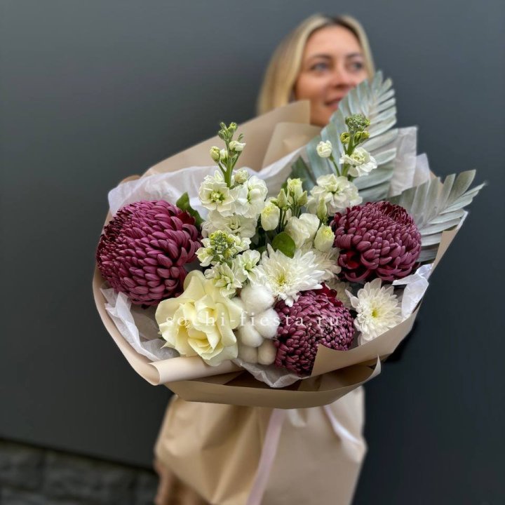 Хризантемы с маттиолой розами эустомой Чика в Омске