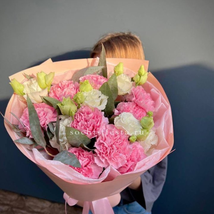 Букет гвоздик и  эустом "Сири" в Омске