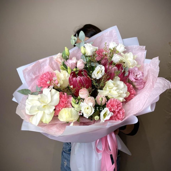 Букет с протеей, розами "Элеонора" в Омске