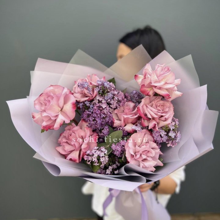 Букет из розовых роз и сирени в Омске