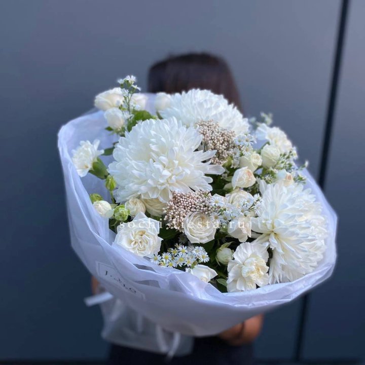 Букет хризантем и роз вайт шотс в Омске