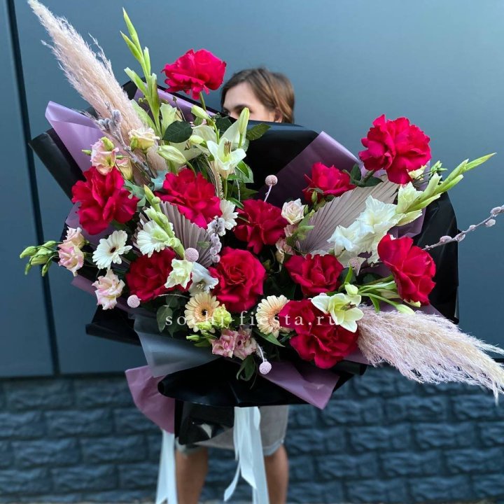 Дизайнерский букет Ред в Омске