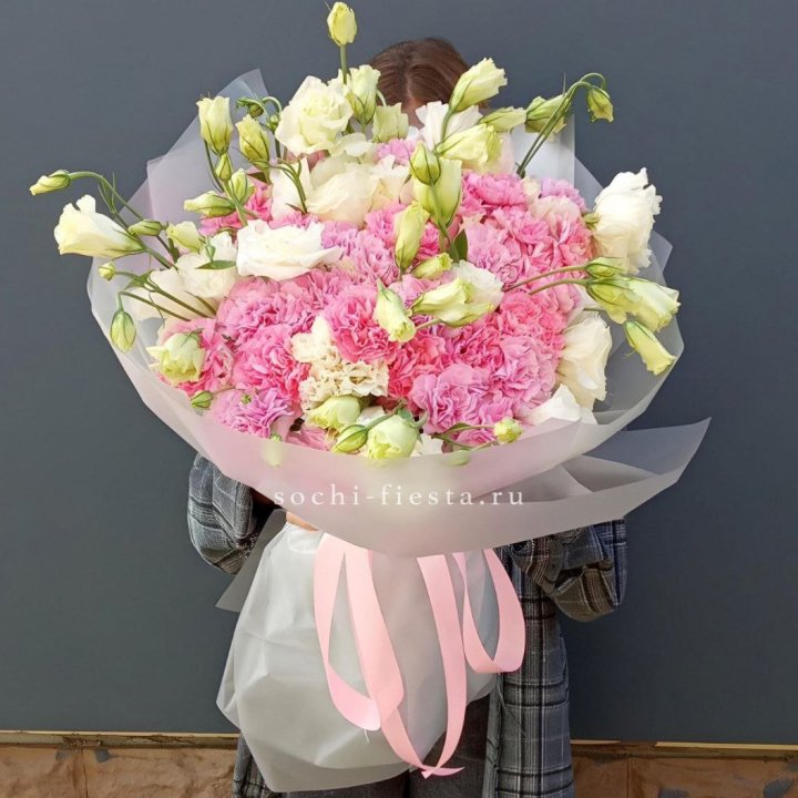 Букет из эустом и диантусов  в Омске