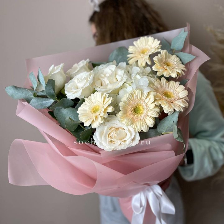 Букет роз, гортензии, гербер  в Омске