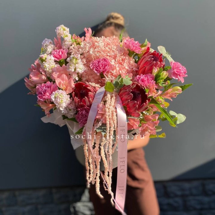 Коробка с цветами "Камикадзе" в Омске