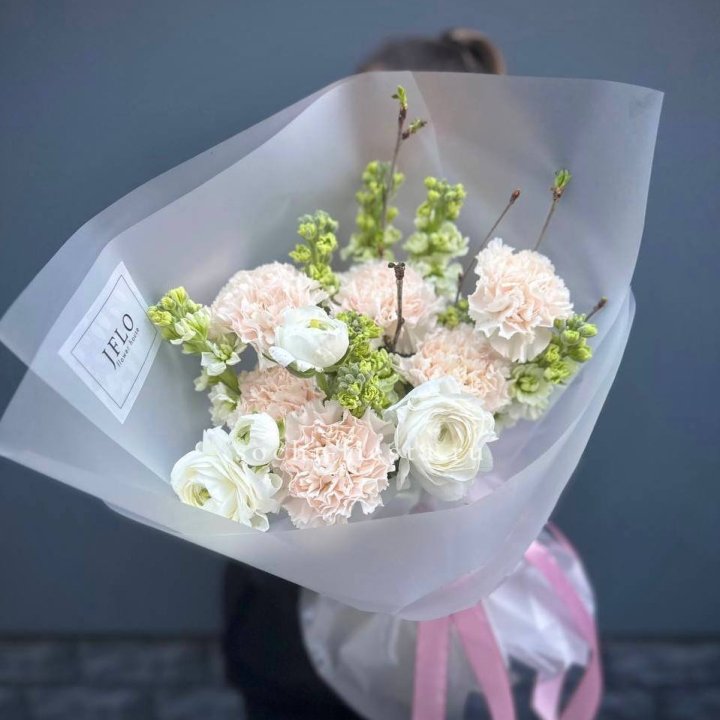 Букет маттиолы и ранункулюсов  в Омске