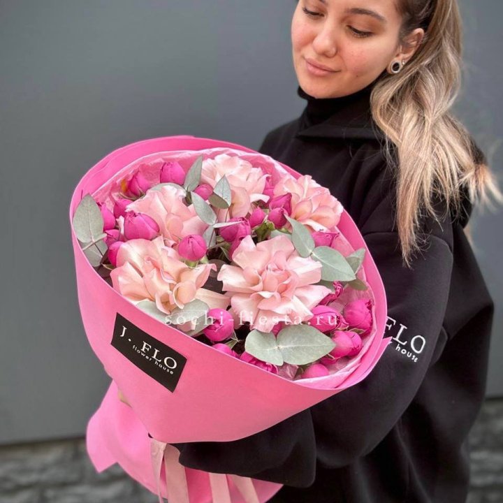 Букет французских и пионовидных роз "Ламиносо" в Омске