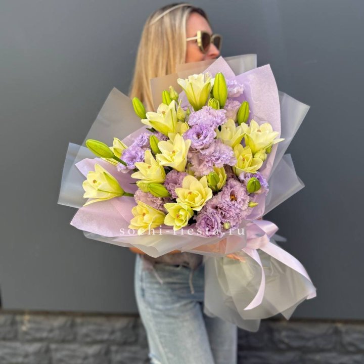 Букет лилий и эустом в Омске