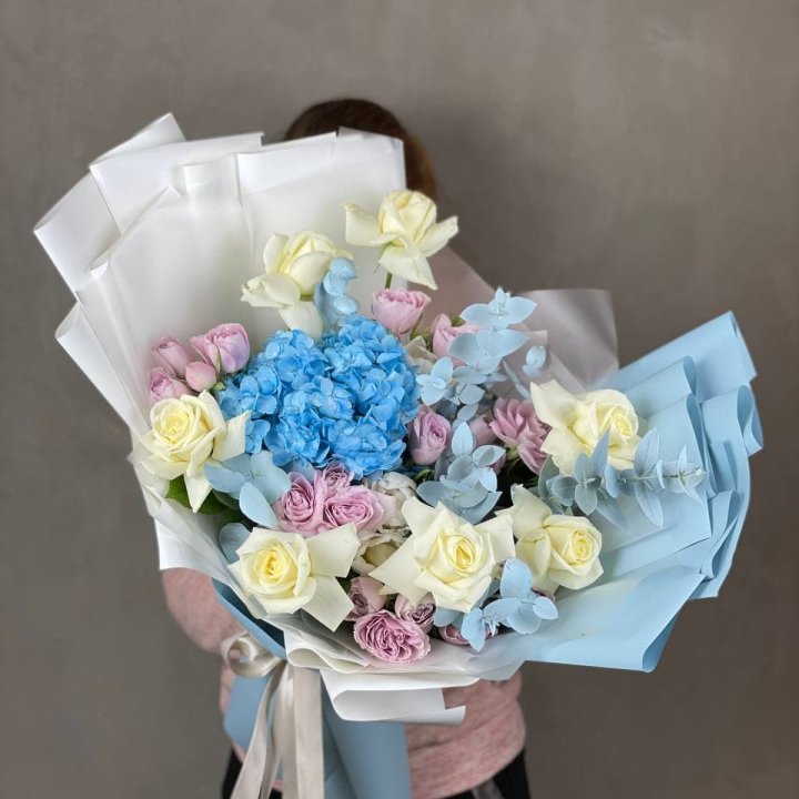 Дизайнерский букет "Блю скайфорт" в Омске
