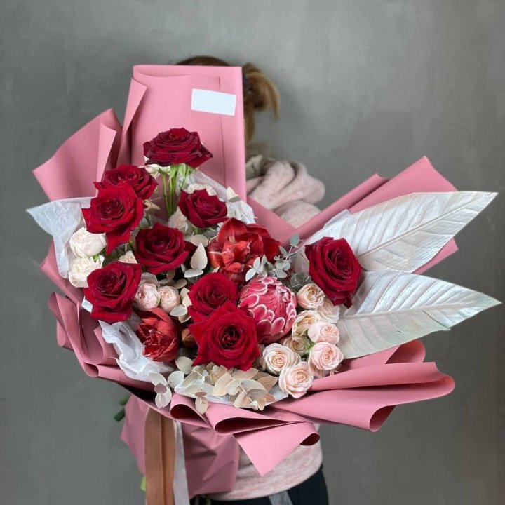 Дизайнерский букет "Ред Вильвет" в Омске