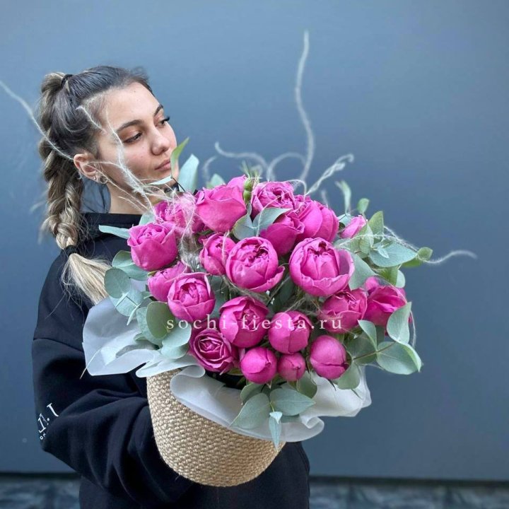 Пионовидные розы  в джутовом кашпо  в Омске