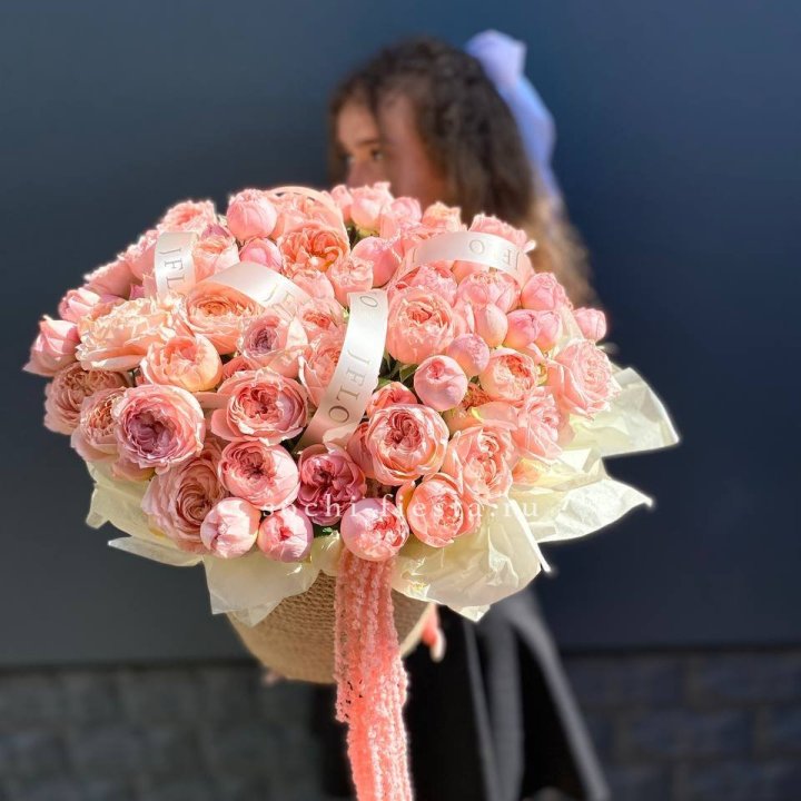 Кустовые розы Джульетта в джутовом кашпо в Омске