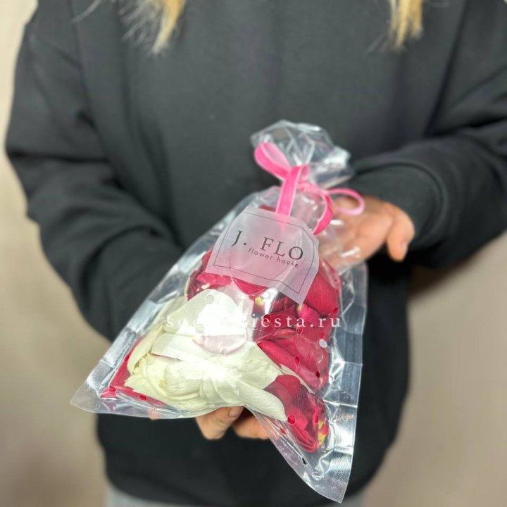 Лепестки роз в Омске