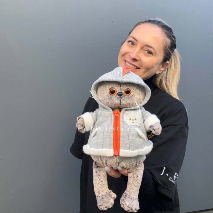 Кот Басик в толстовке в Омске