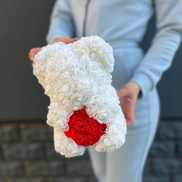 Медведь с красным седцем в Омске