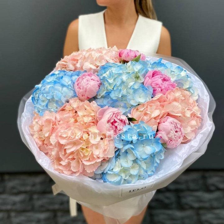 Дуобукет гортензии с пионами  в Омске