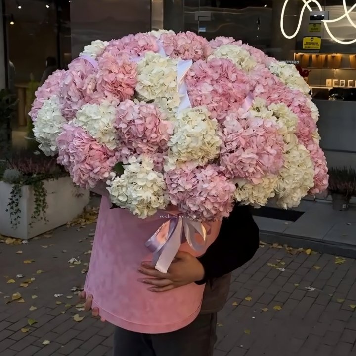 Дизайнерский цилиндр с гортензиями  в Омске