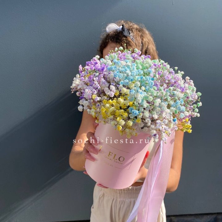 Радужные гипсофилы в шляпной коробке в Омске