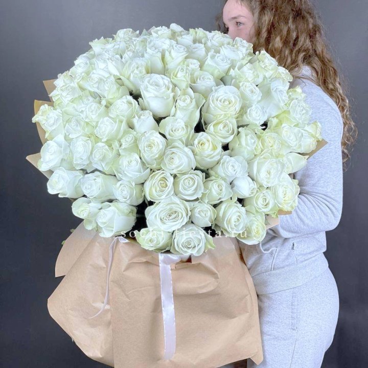 101 белая высокая импортная роза в Омске