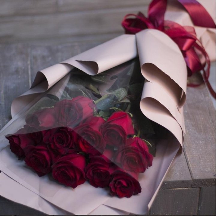 11 голландских роз в оформлении в Омске