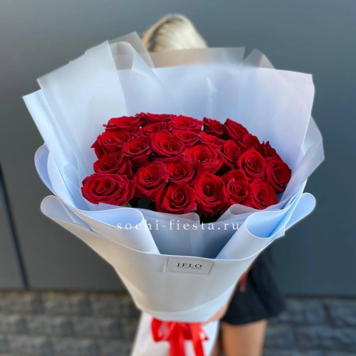 25 высоких роз  в Омске