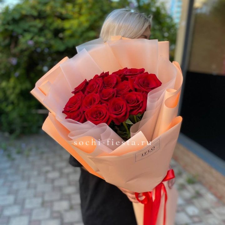 15 голландских роз в оформлении в Омске
