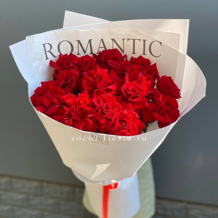 19 высоких роз в оформлении в Омске