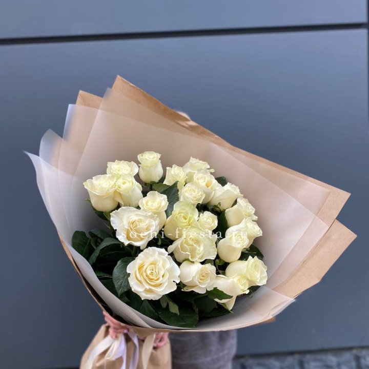  Букет  высоких белых роз   в Омске