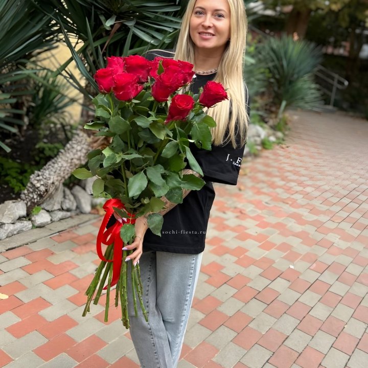 15 высоких красных роз в Омске