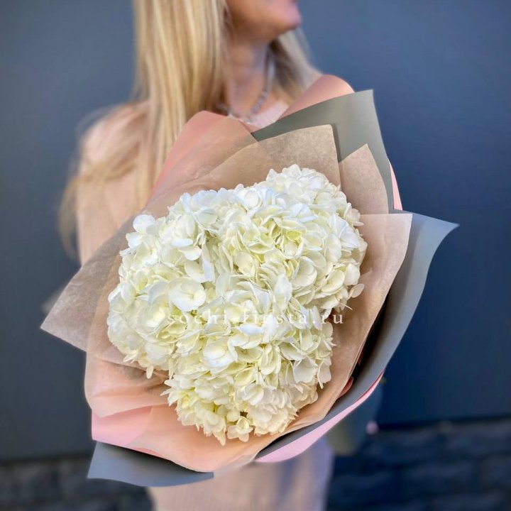 Букет из трёх белых гортензий в Омске