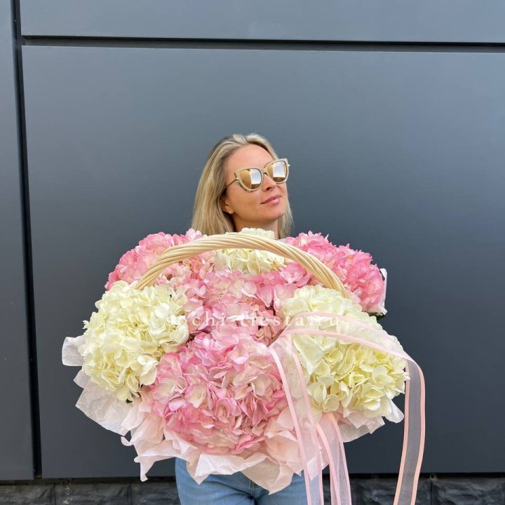 7 гортензий в корзине в Омске