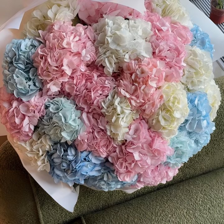 Букет гортензий микс в Омске