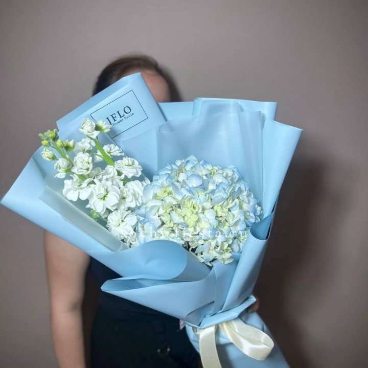 Гортензия голубая с маттиолой в Омске