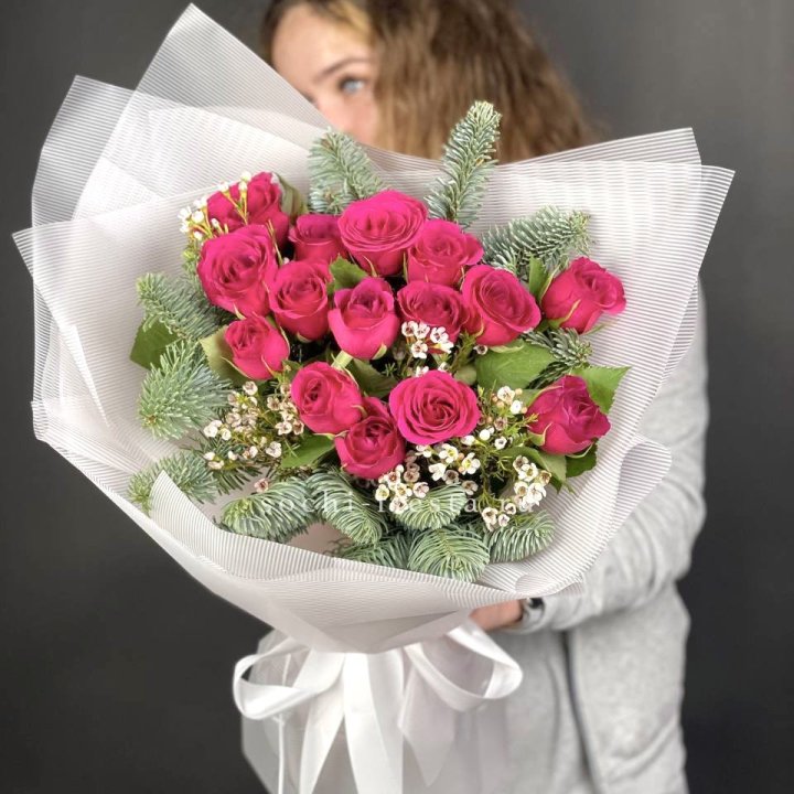 Новогодний букет Елки и Розы в Омске
