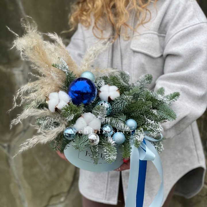 Новогодняя композиция в коробке блю в Омске