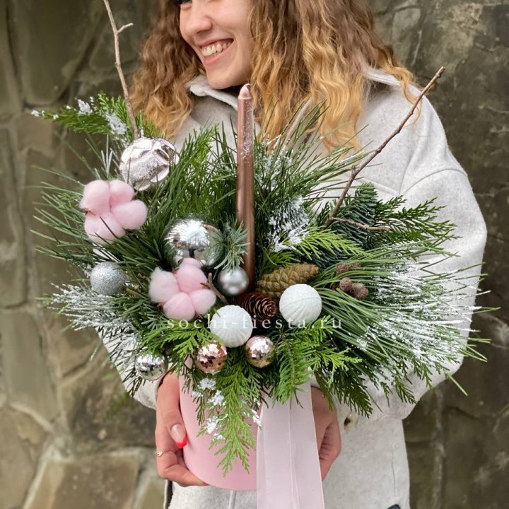 Новогодняя композиция в коробке пинк в Омске