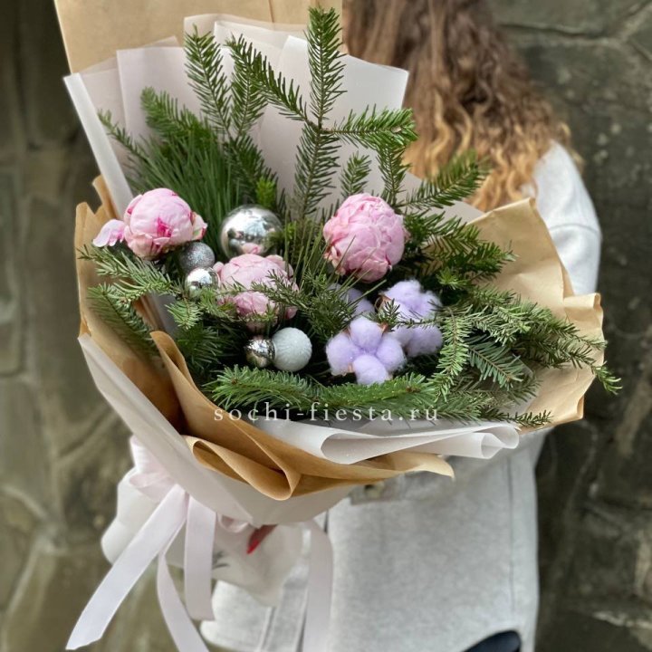 Новогодний букет с пионами  в Омске