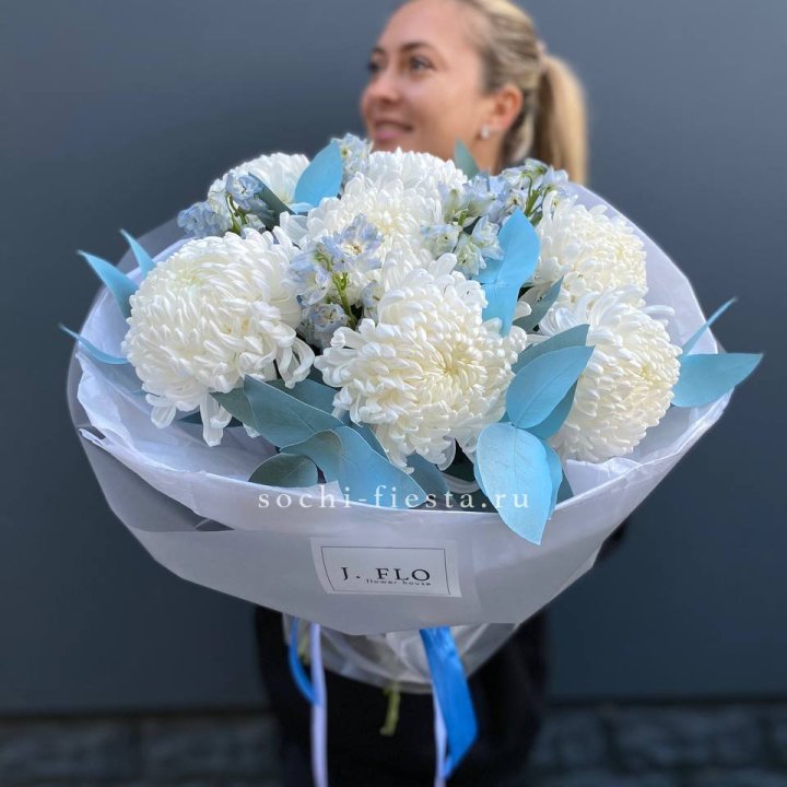 Букет хризантем Бигуди и дельфиниума  в Омске