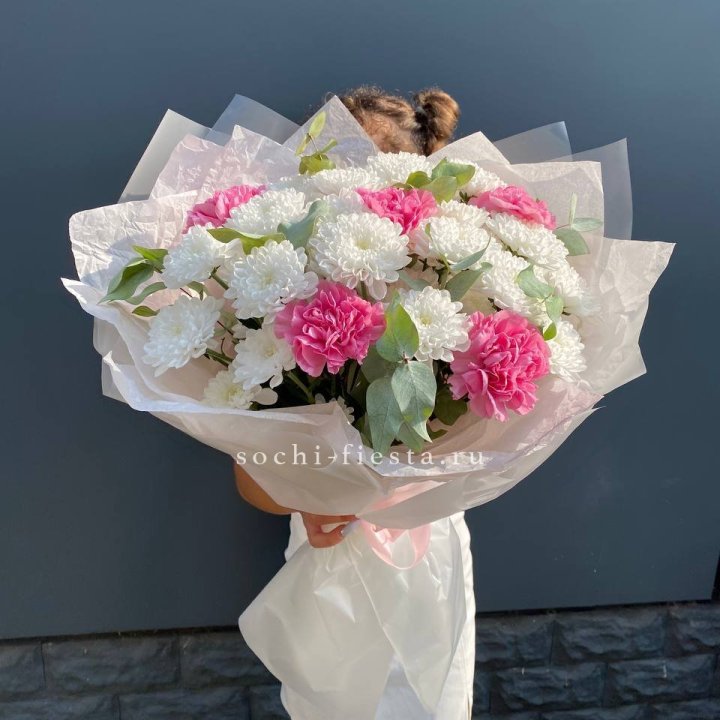  Букет  хризантем и диантусов "Воздушный" в Омске