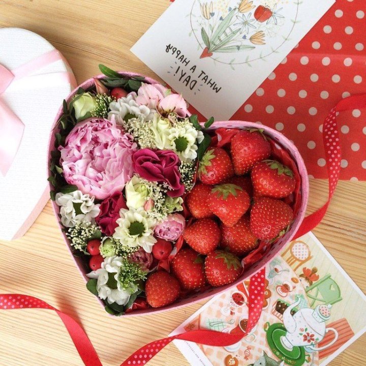 Бокс с клубникой и цветами в Омске